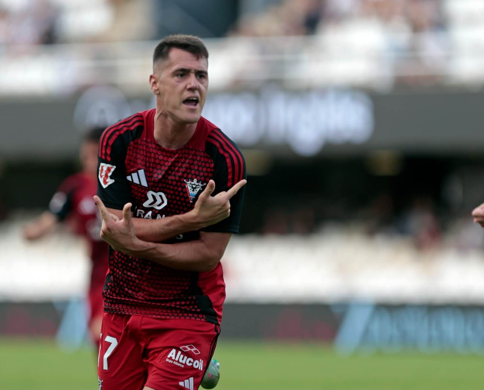 Urko Izeta abrió el marcador en los dos partidos de la semifinal ante el R. Racing Club y ha sido clave para el CD Mirandés.