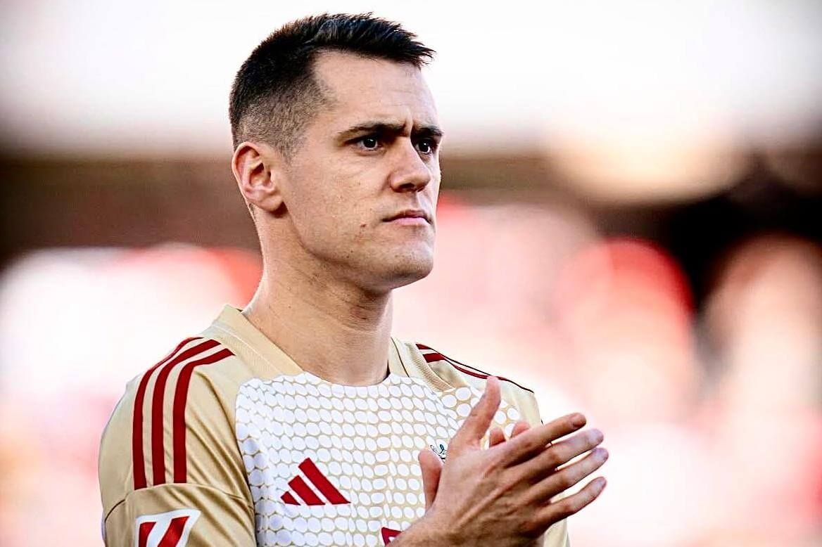 Gesto de Urko Izeta con los jabatos (Foto: CD Mirandés).