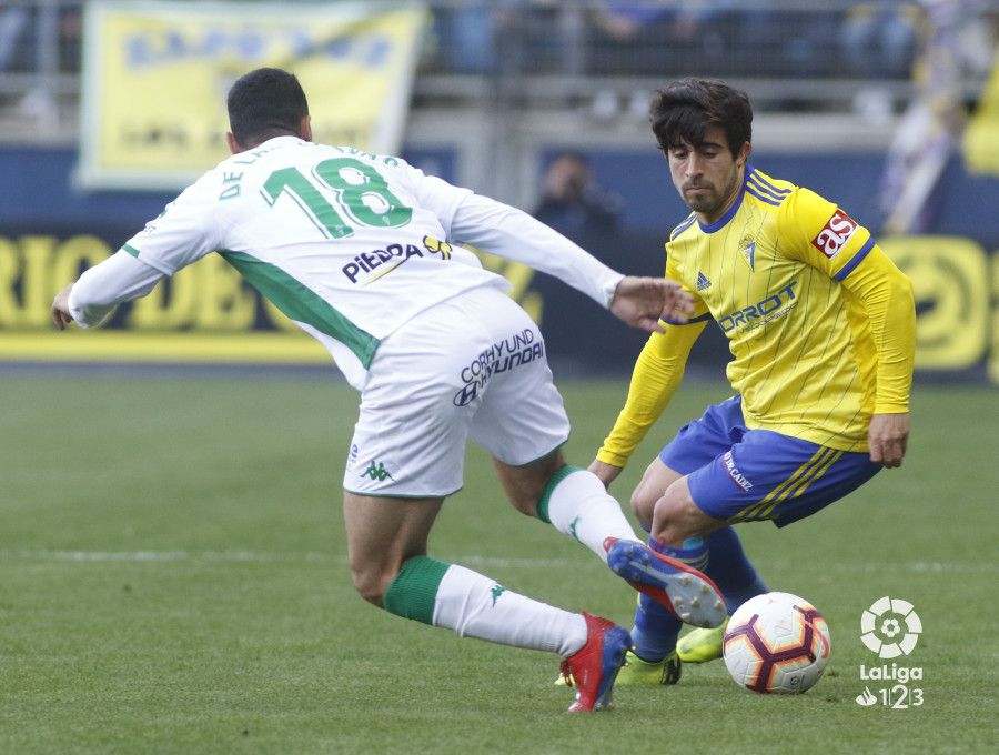  Jairo intenta driblar a De las Cuevas durante el Cádiz-Córdoba.