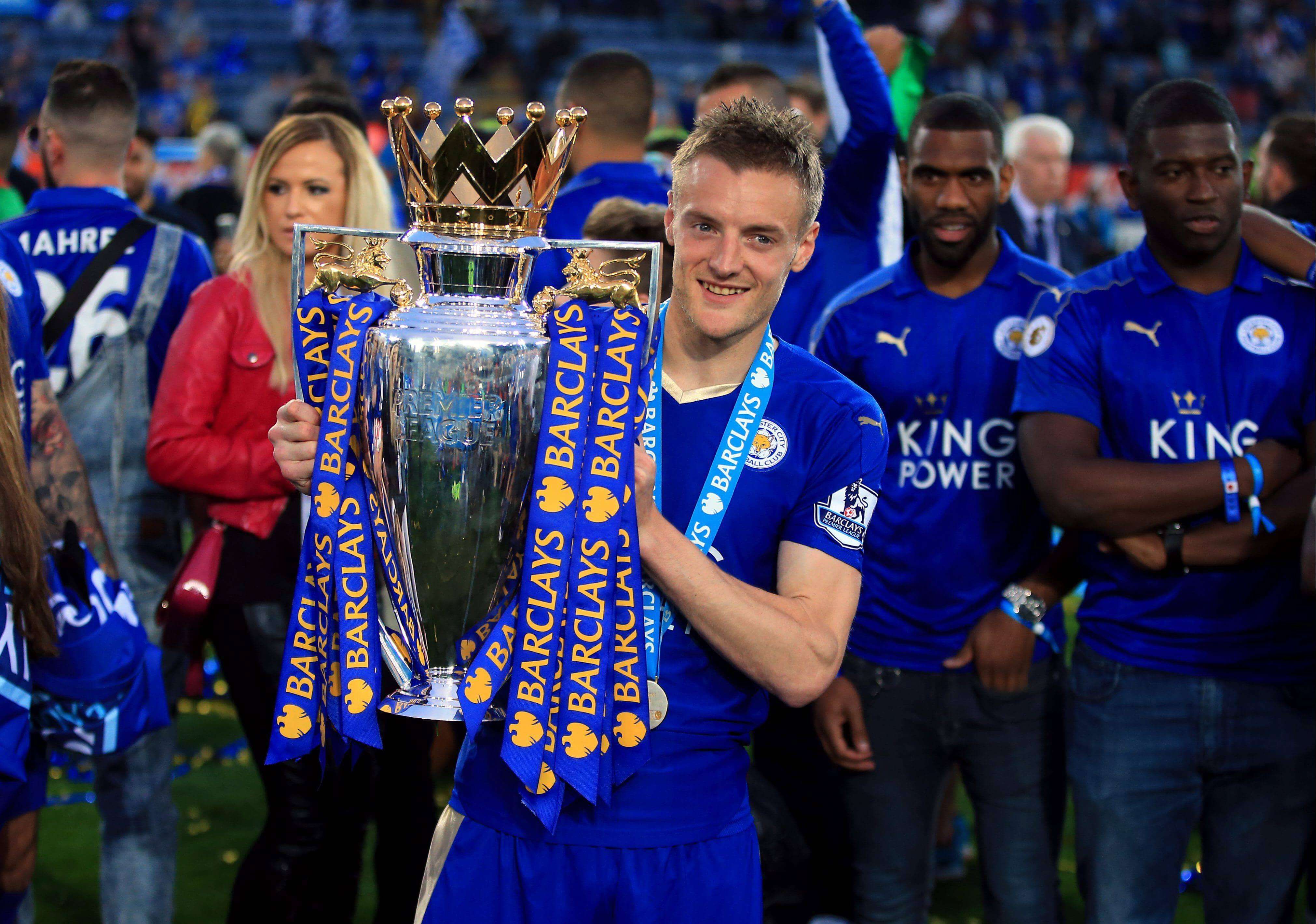  Jamie Vardy levanta con el Leicester la Premier League de 2016.