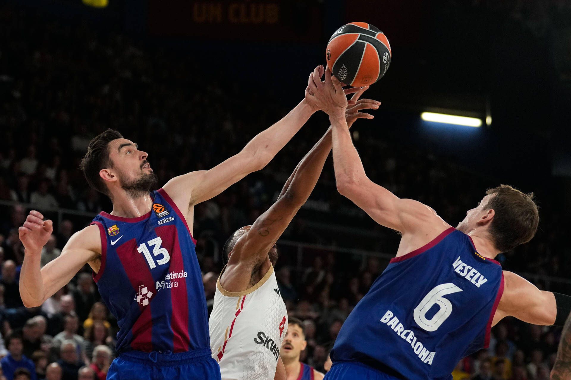 Jan Vesely disputando la Euroliga con el Barcelona