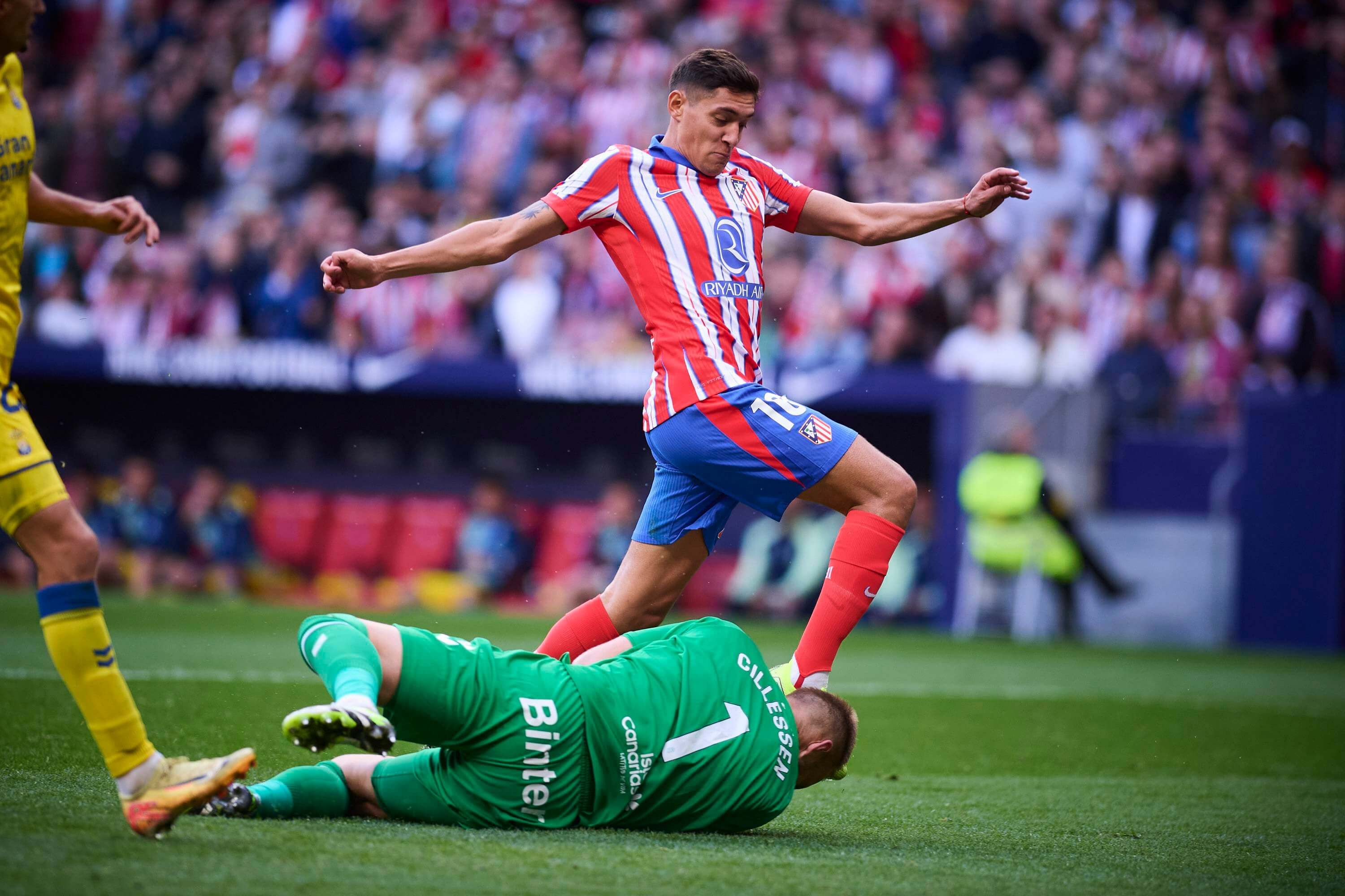Nahuel Molina golpea a Jasper Cillessen en el Atlético de Madrid-Las Palmas.
