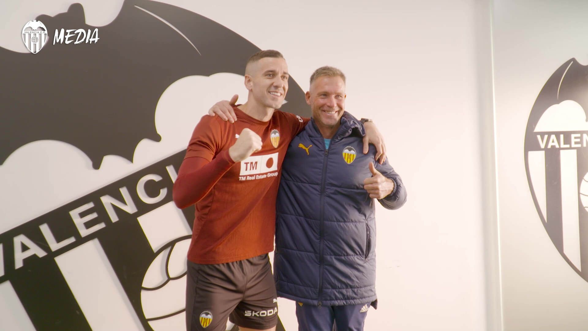 Jaume regala sus guantes a José Luis, portero del VCF Inclusivo que lo ha perdido todo