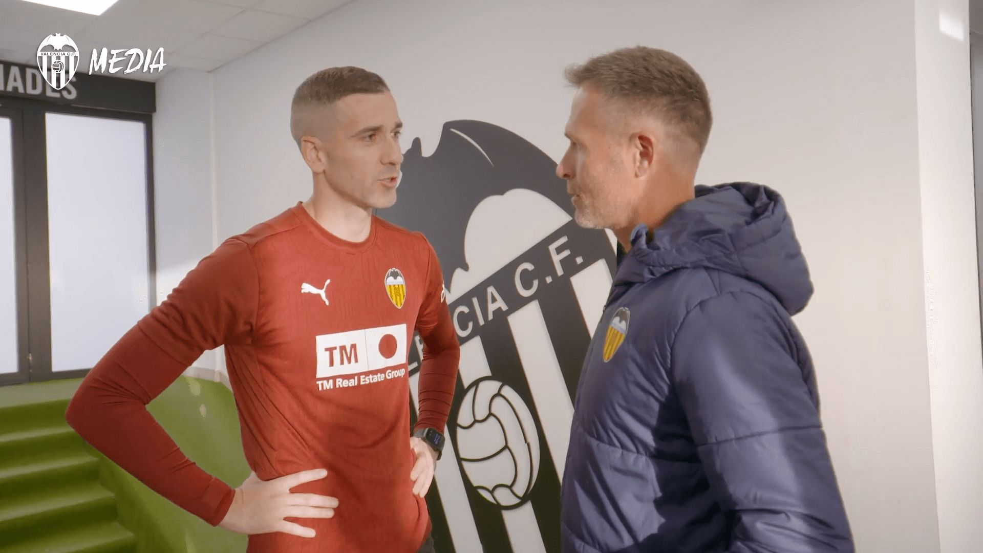 Jaume regala sus guantes a José Luis, portero del VCF Inclusivo que lo ha perdido todo