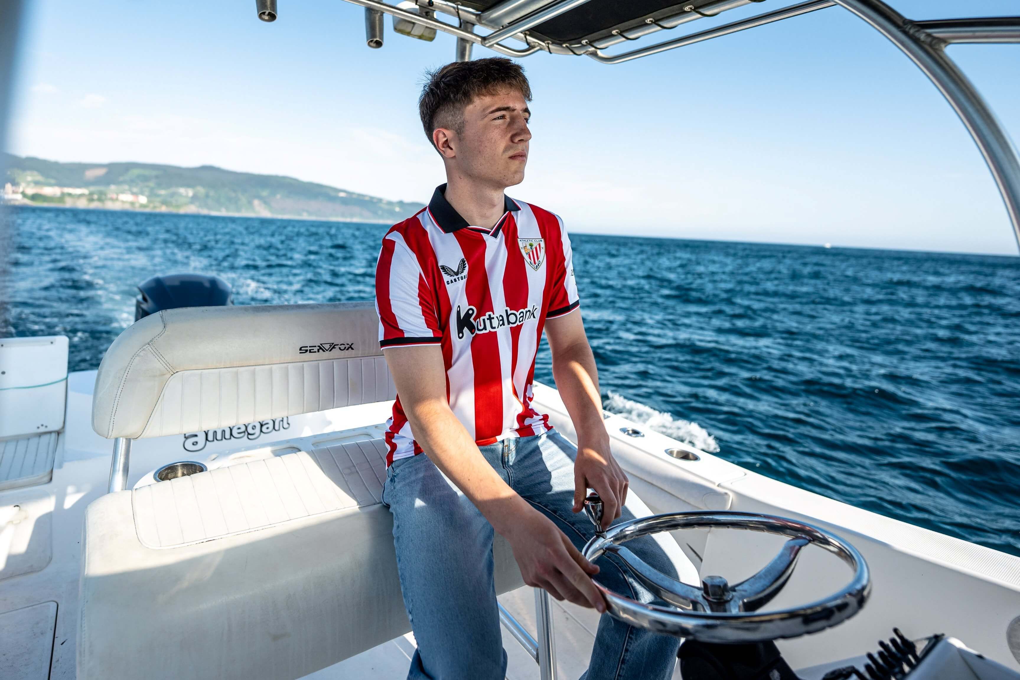  Mikel Jauregizar, un marinero de Bermeo al mando del timón.