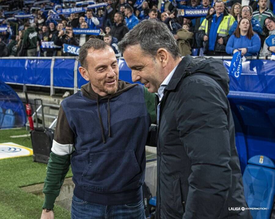  Javi Calleja y Alberto González se saludan antes del Real Oviedo-Albacete.