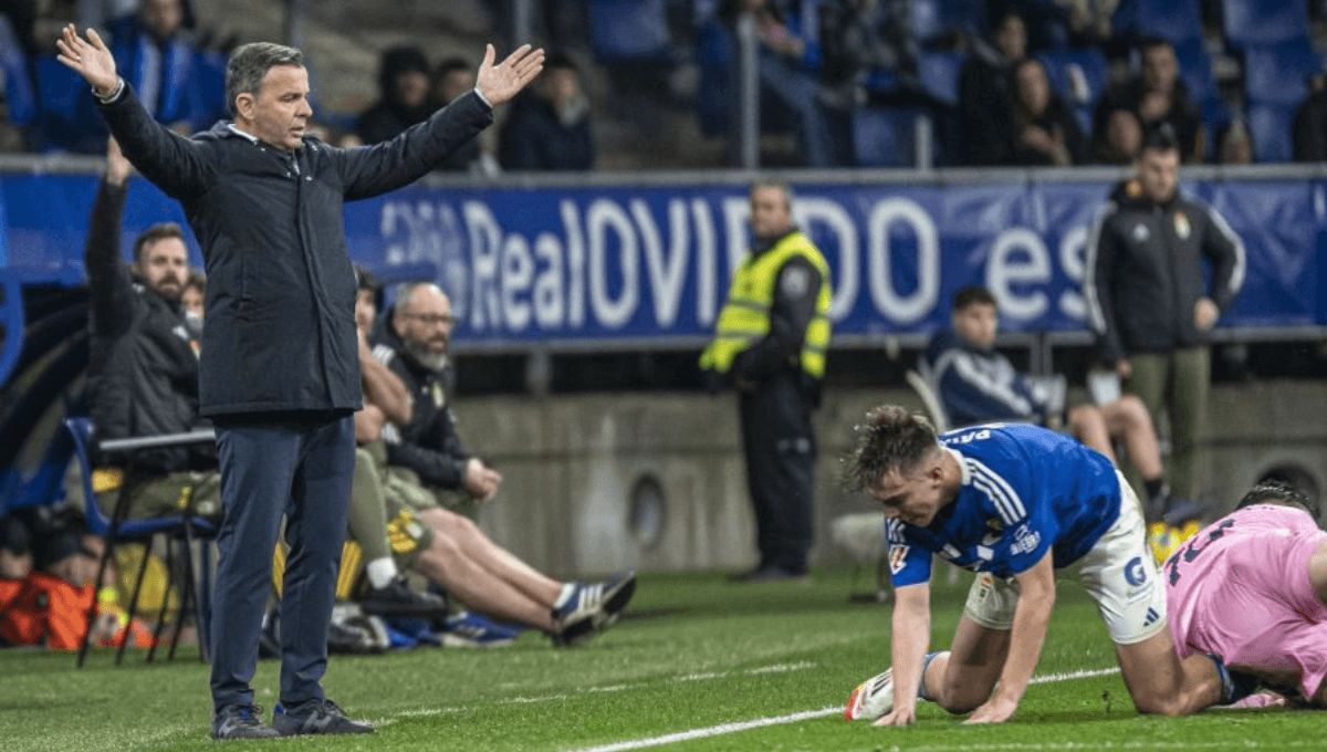Javi Calleja levanta los brazos por la falta que recibió Paulino.