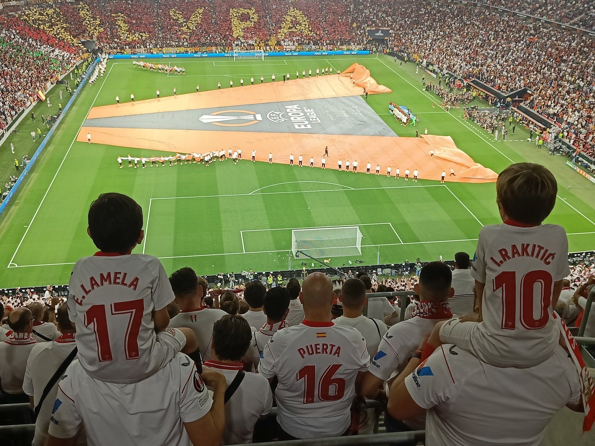  Carlos Castillo y Javi Padilla, a hombros de sus padres en el Puskas Arena.