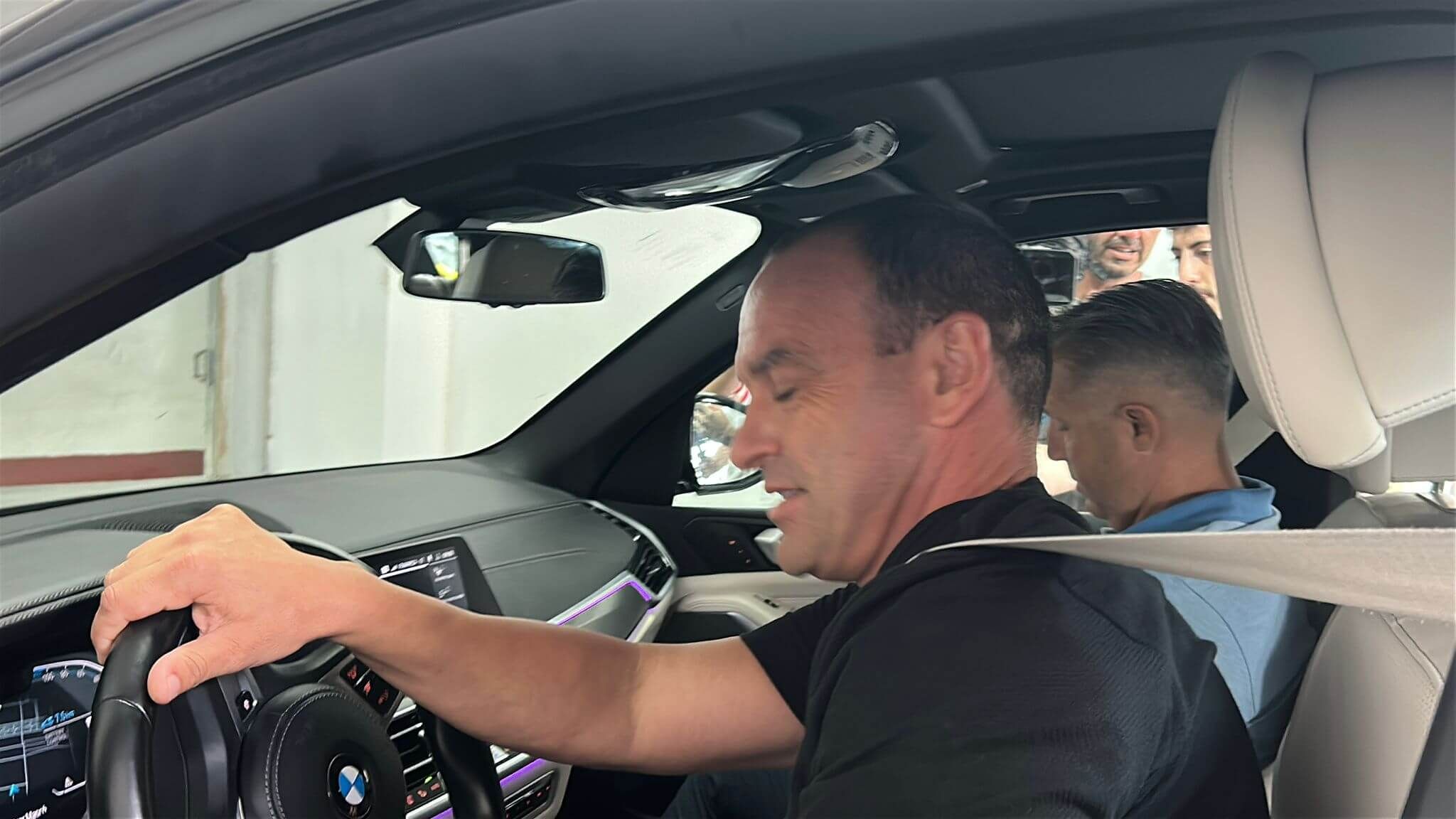  Javi Garrido llega para reunirse con Ron Gourlay