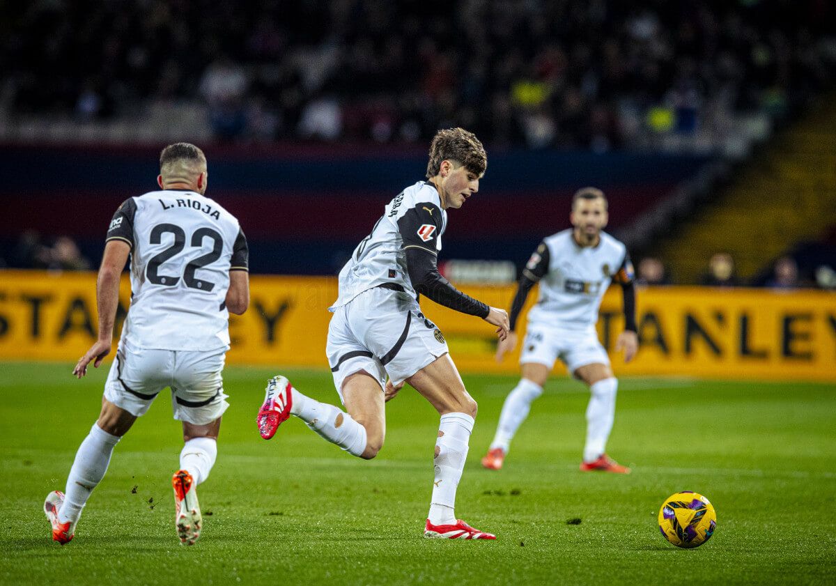  Javi Guerra, ante el FC Barcelona.
