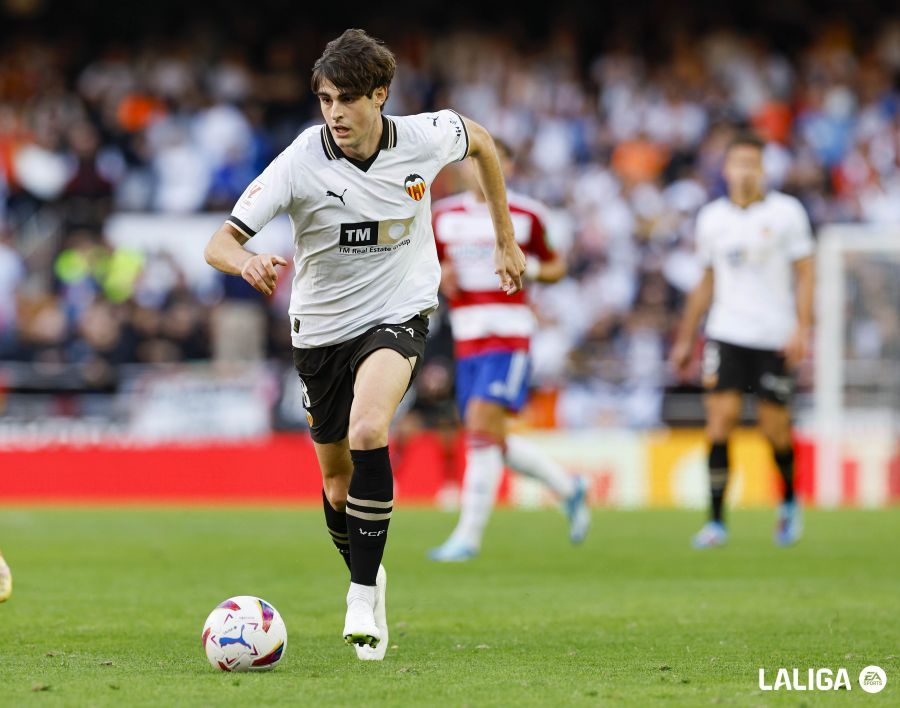  Javi Guerra ante el Granada CF