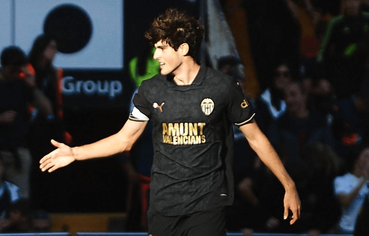  Javi Guerra, ante el Real Betis.