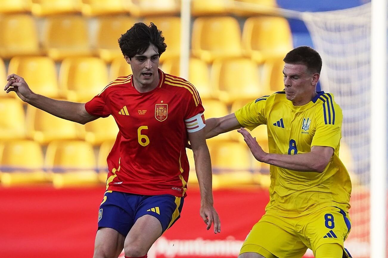 Javi Guerra aguanta un balón en el España-Ucrania sub 21.