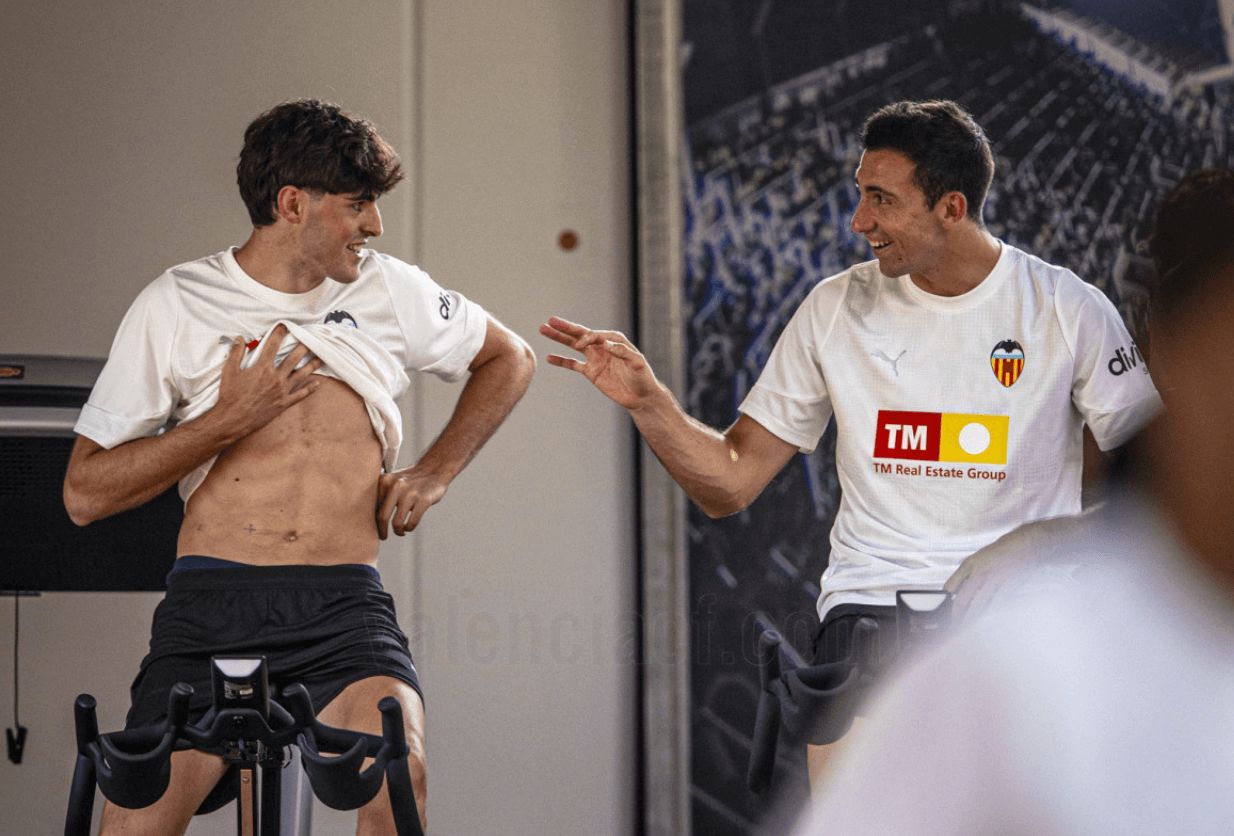 Javi Guerra habla con César Tárrega