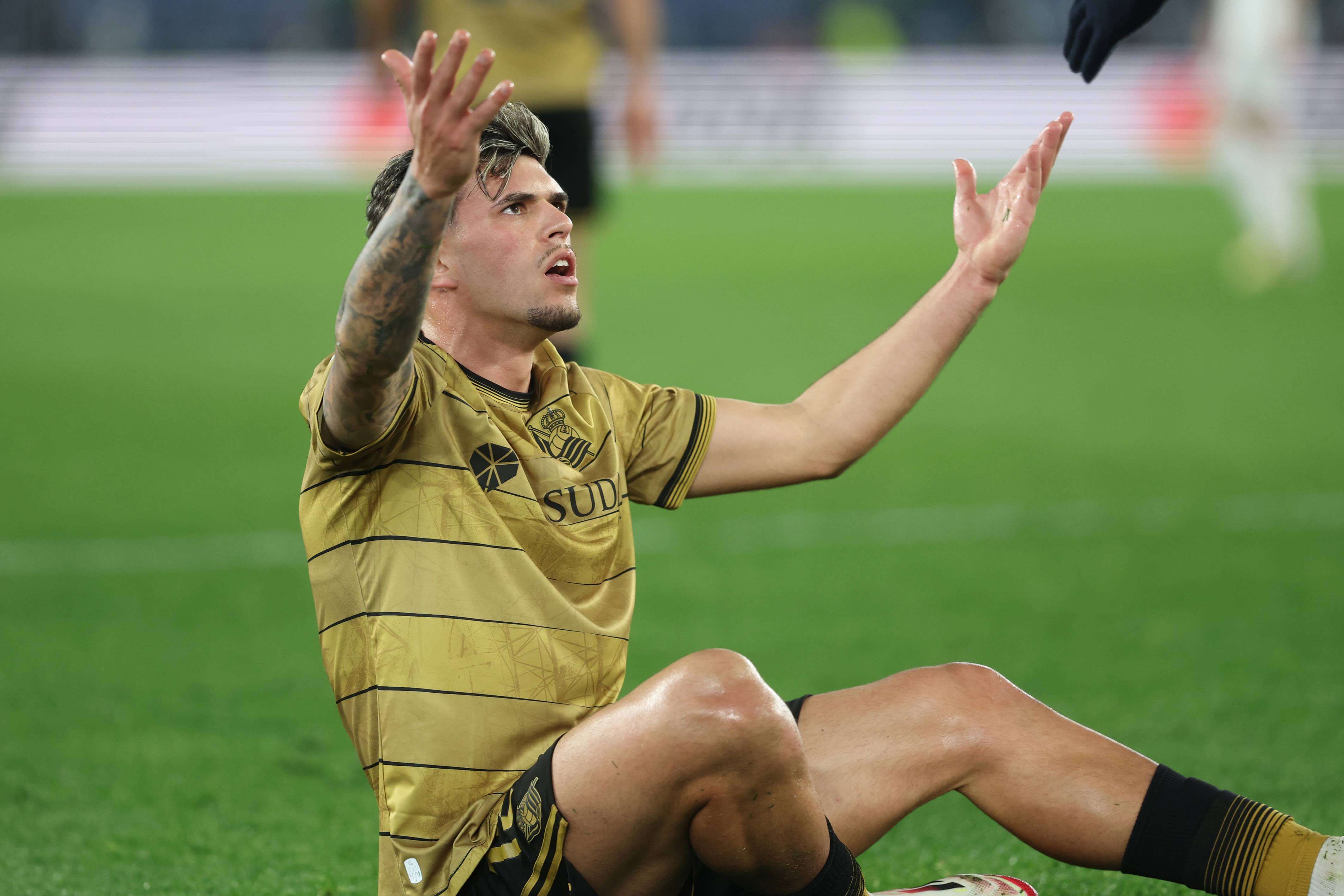  Javi López protesta en el partido de la Real Sociedad ante la Lazio.