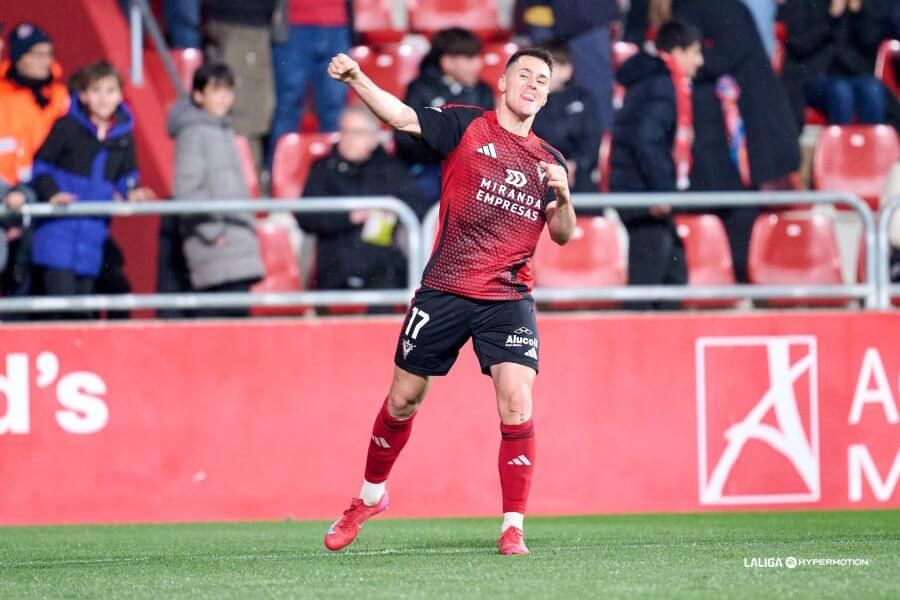 Urko Izeta celebra su gol en el Mirandés-Tenerife.