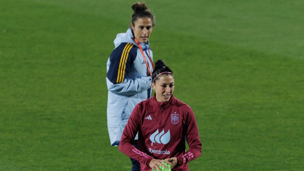 Jenni Hermoso y Montse Tomé durante un entrenamiento. (Fuente: Europa Press)