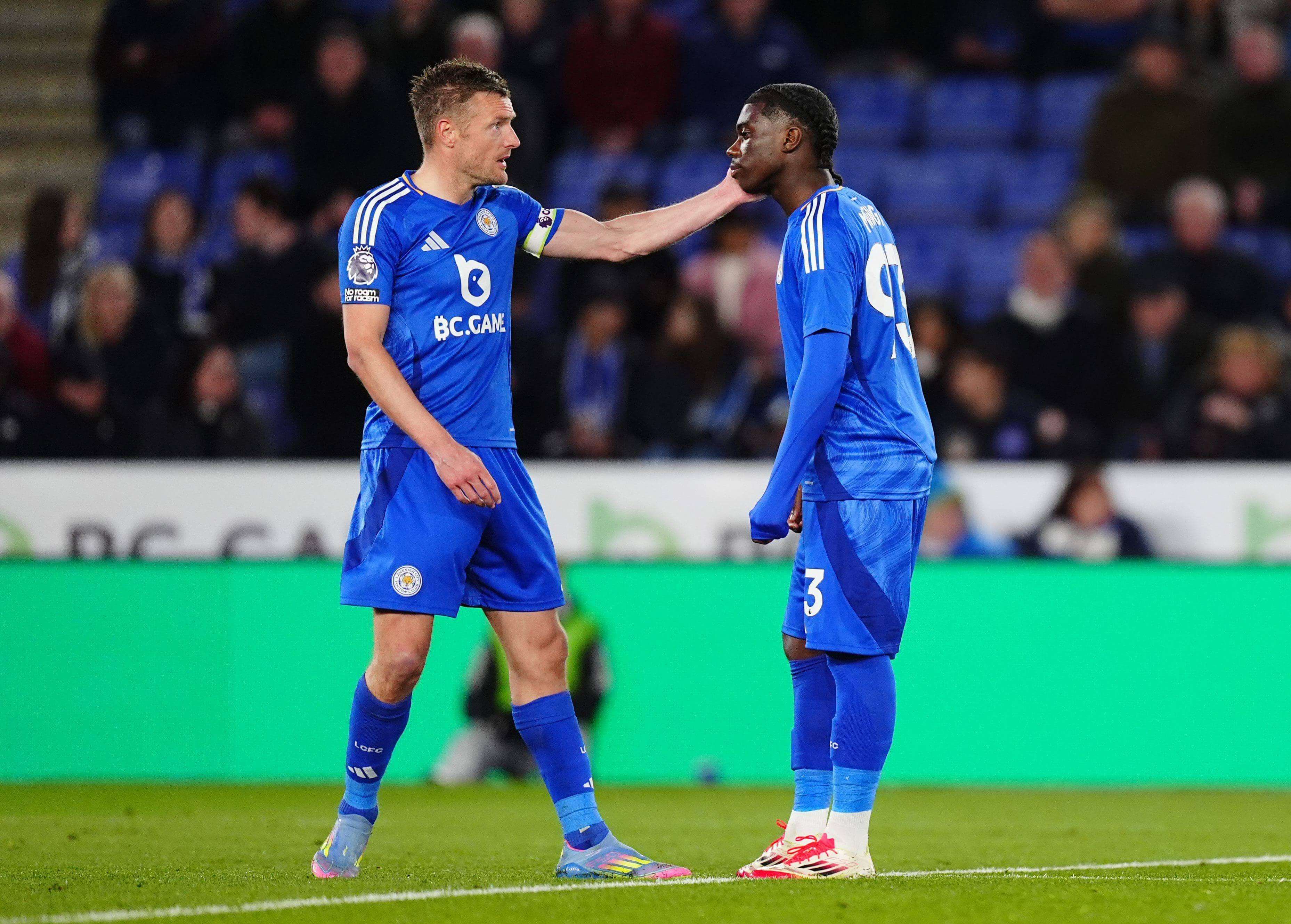  Jamie Vardy, con Jeremy Monga en su debut con el Leicester.