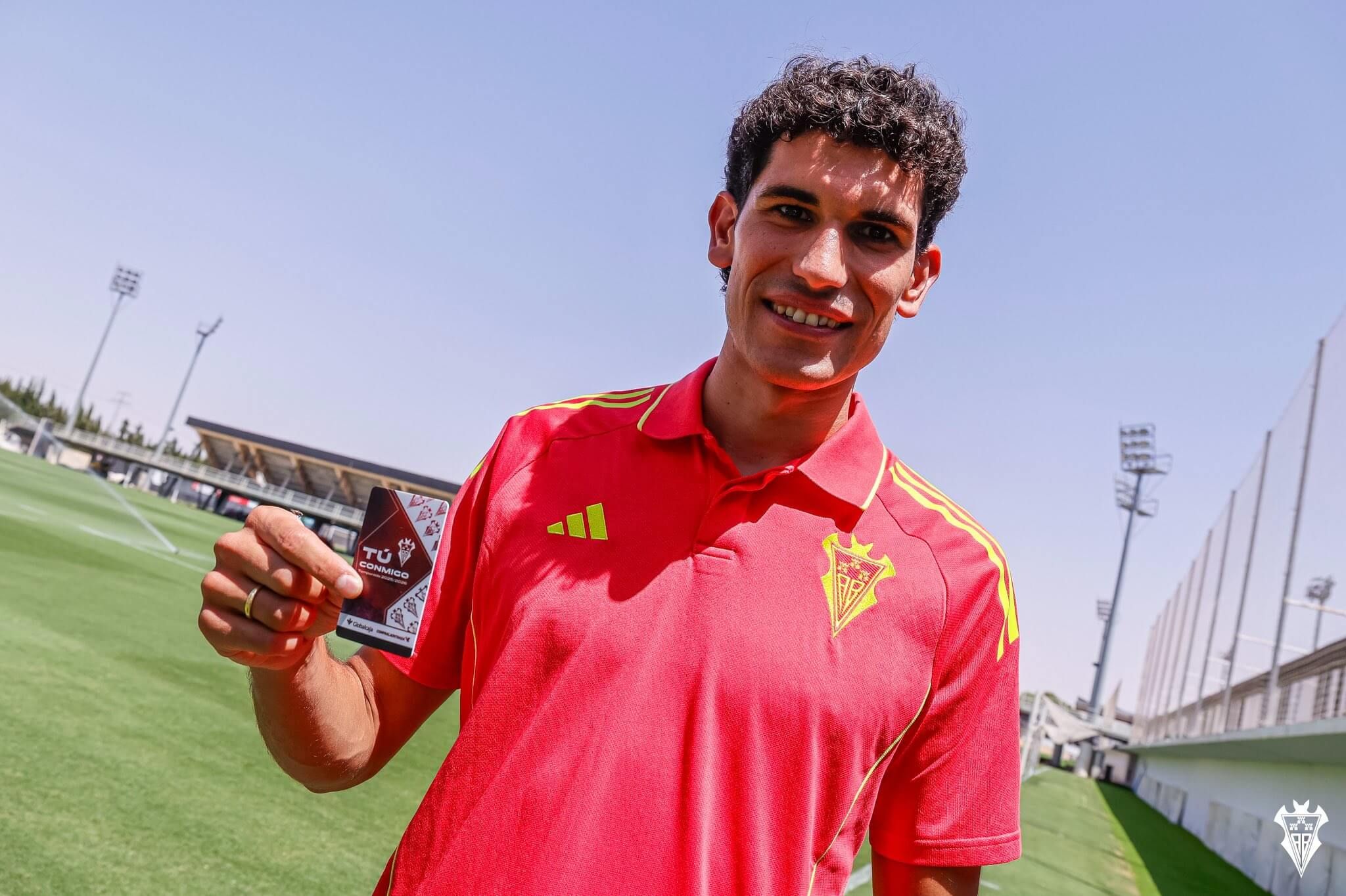 Jesús Vallejo posa con el abono del Albacete para la 25/26.