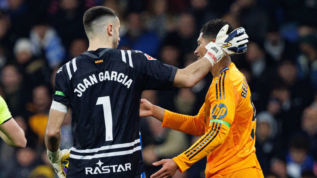 Joan García y Jude Bellingham durante el Espanyol - Real Madrid (Fuente: Cordon Press)