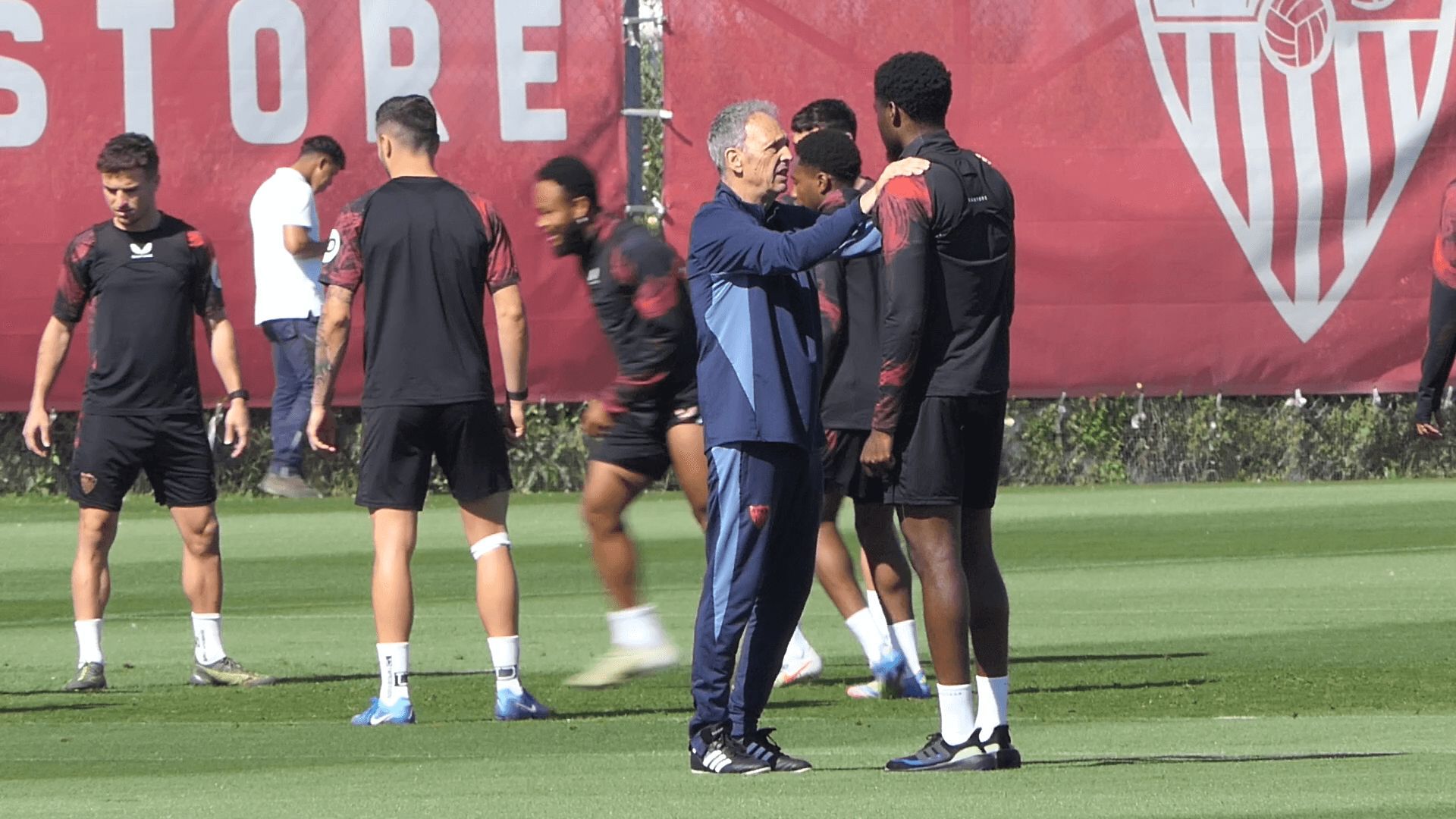  Joaquín Caparrós charla con Agoumé en la sesión del Sevilla (Imagen: Kiko Hurtado).