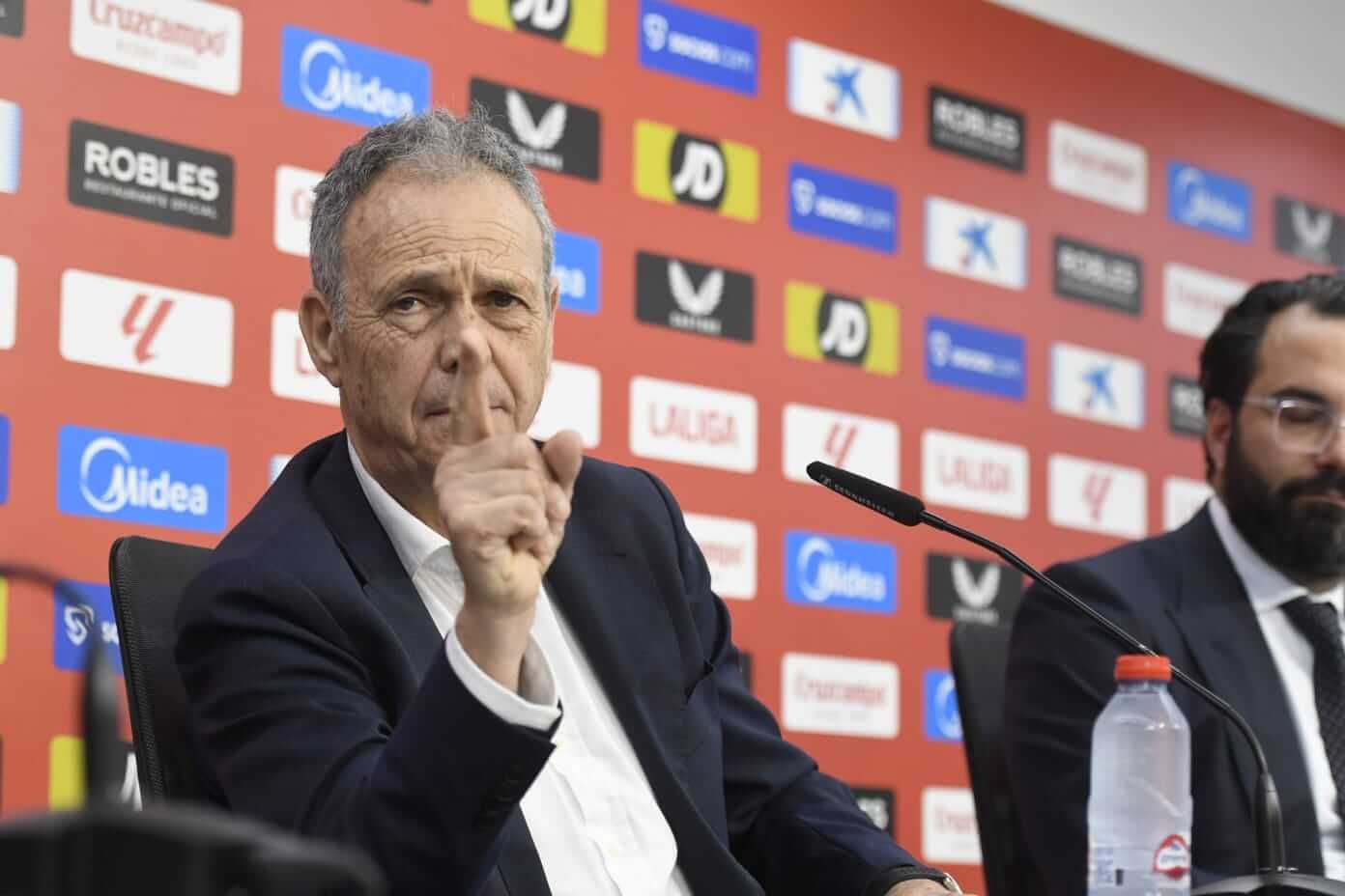  Joaquín Caparrós, durante su presentación con el Sevilla.