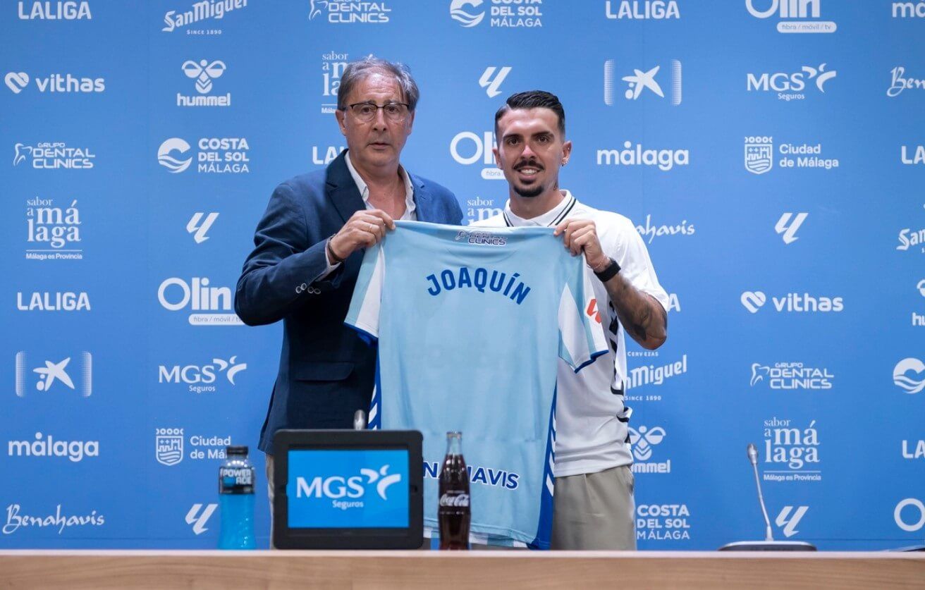 Joaquín Muñoz posa con Loren Juarros en su presentación con el Málaga.