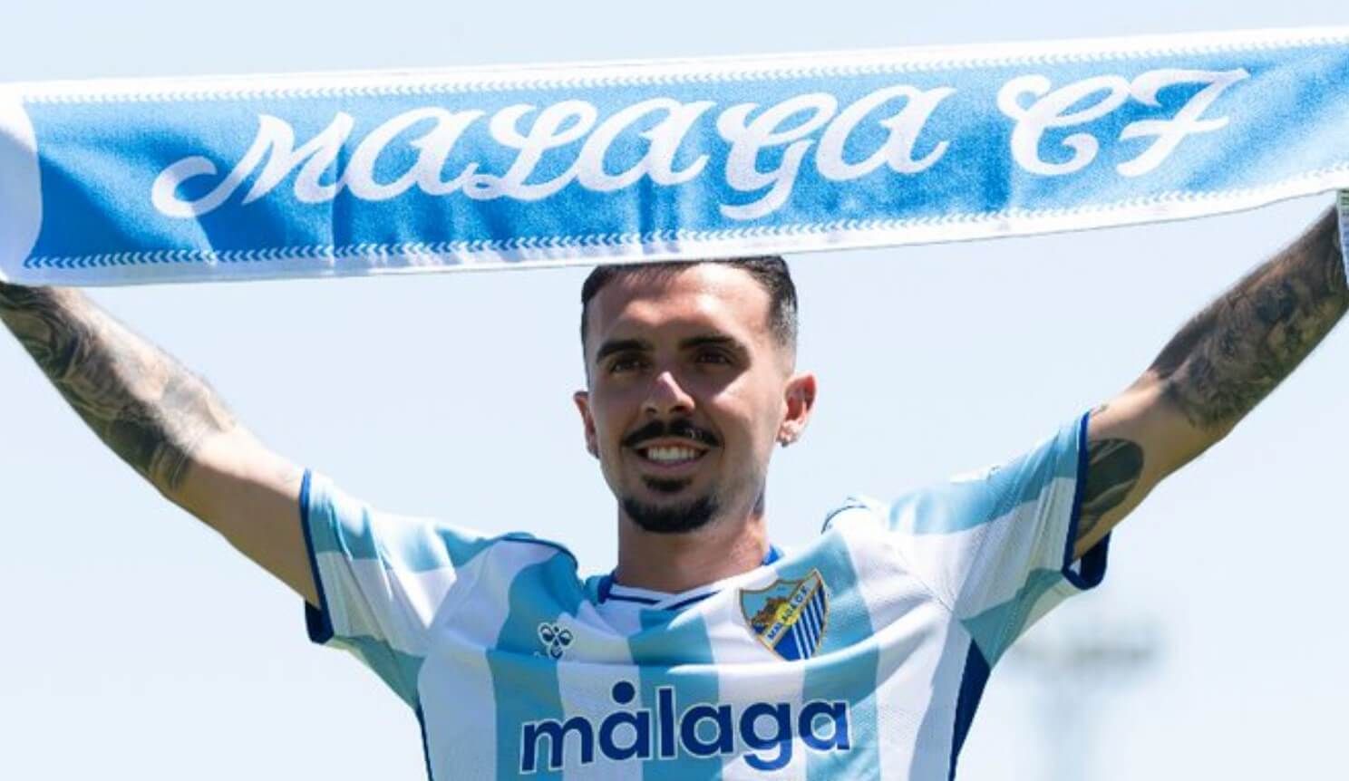 Joaquín Muñoz posa en su presentación con el Málaga (Foto: MCF).