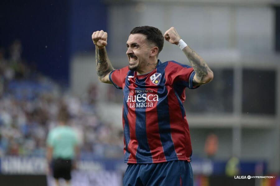 Joaquín Muñoz celebra un gol con el Huesca (Foto: LaLiga).