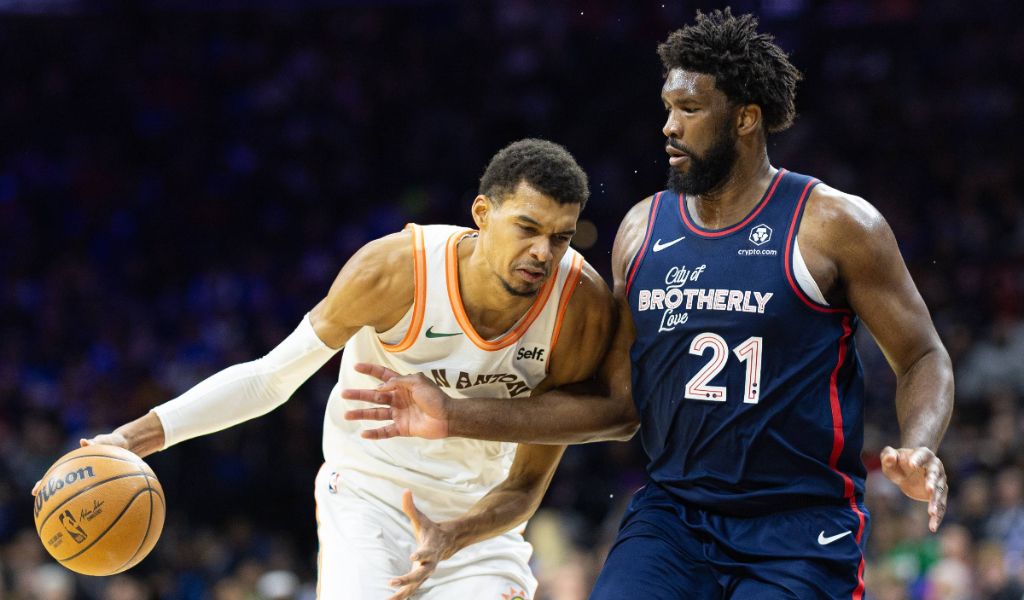  Joel Embiid le gana el duelo a Victor Wembanyama (Fuente: Cordon Press)