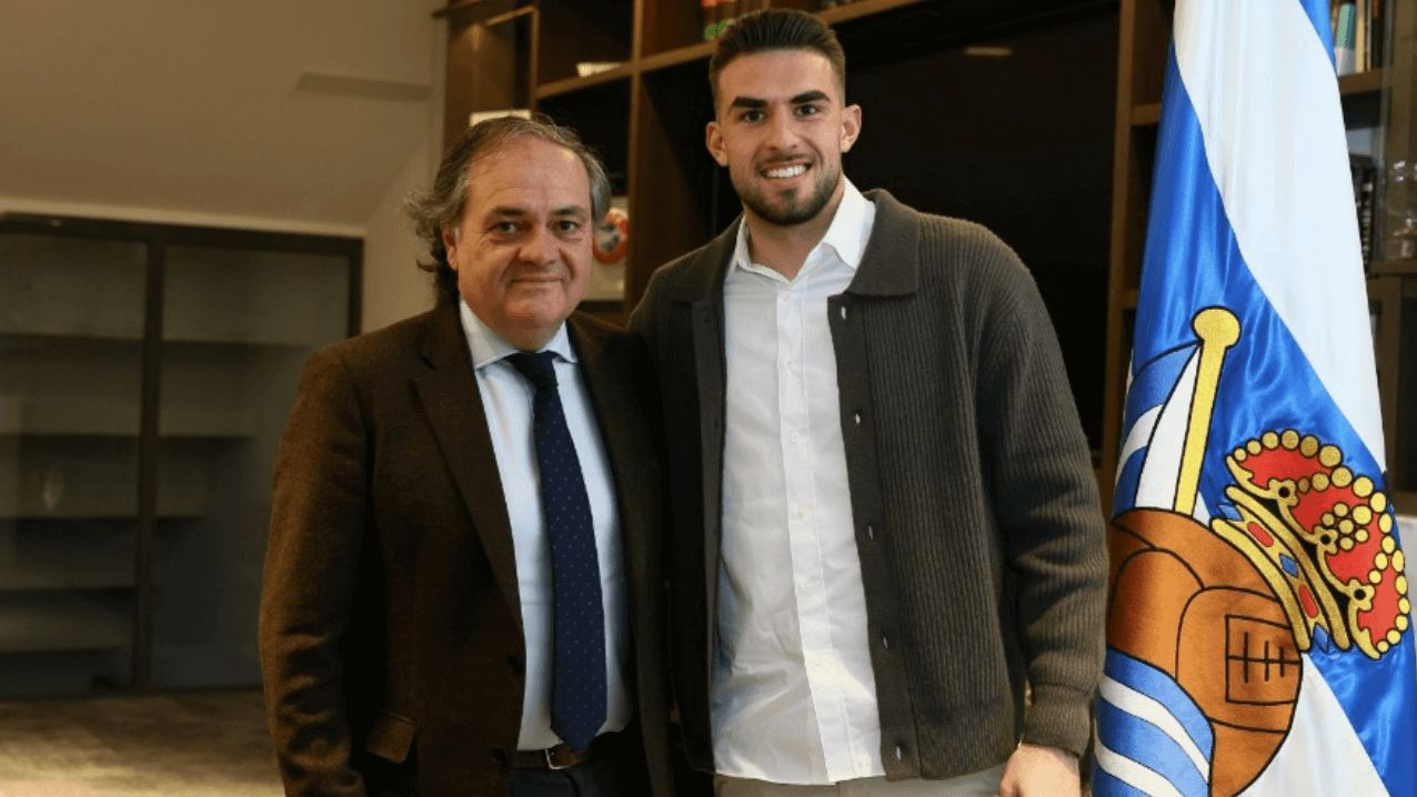 Jokin Aperribay y Aitor Fraga, tras firmar su renovación (Foto: Real Sociedad).
