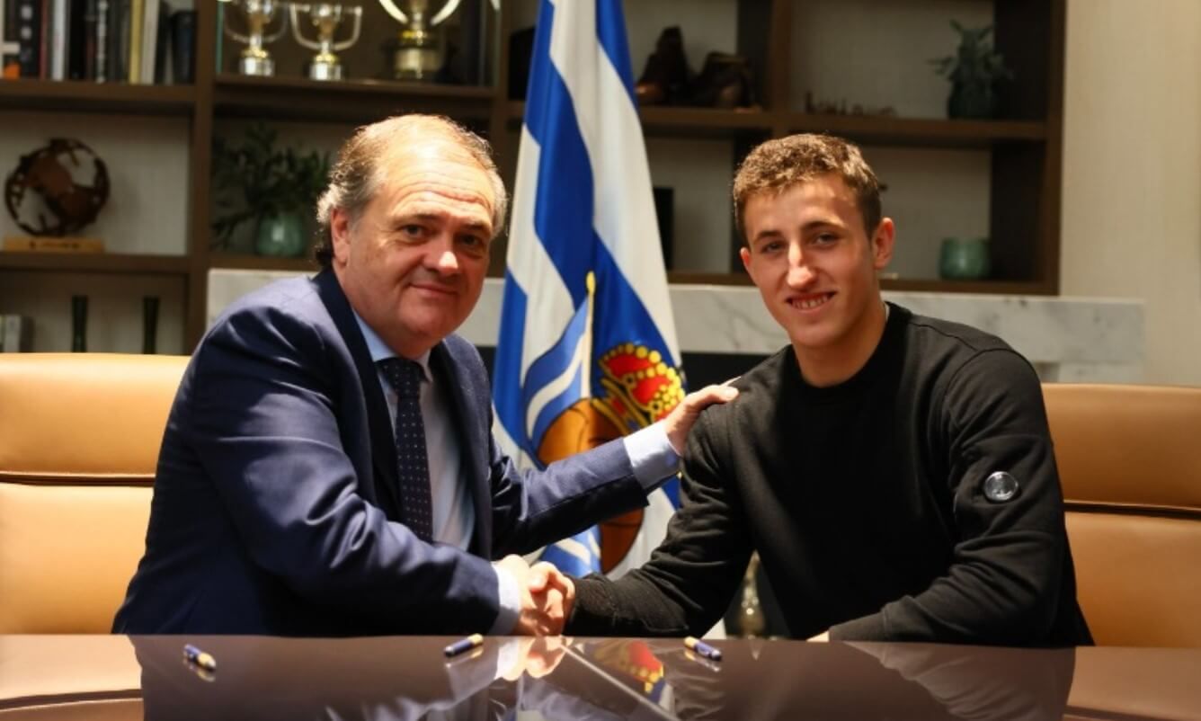Jokin Aperribay y Arkaitz Mariezkurrena, en la renovación del canterano (Foto: Real Sociedad).