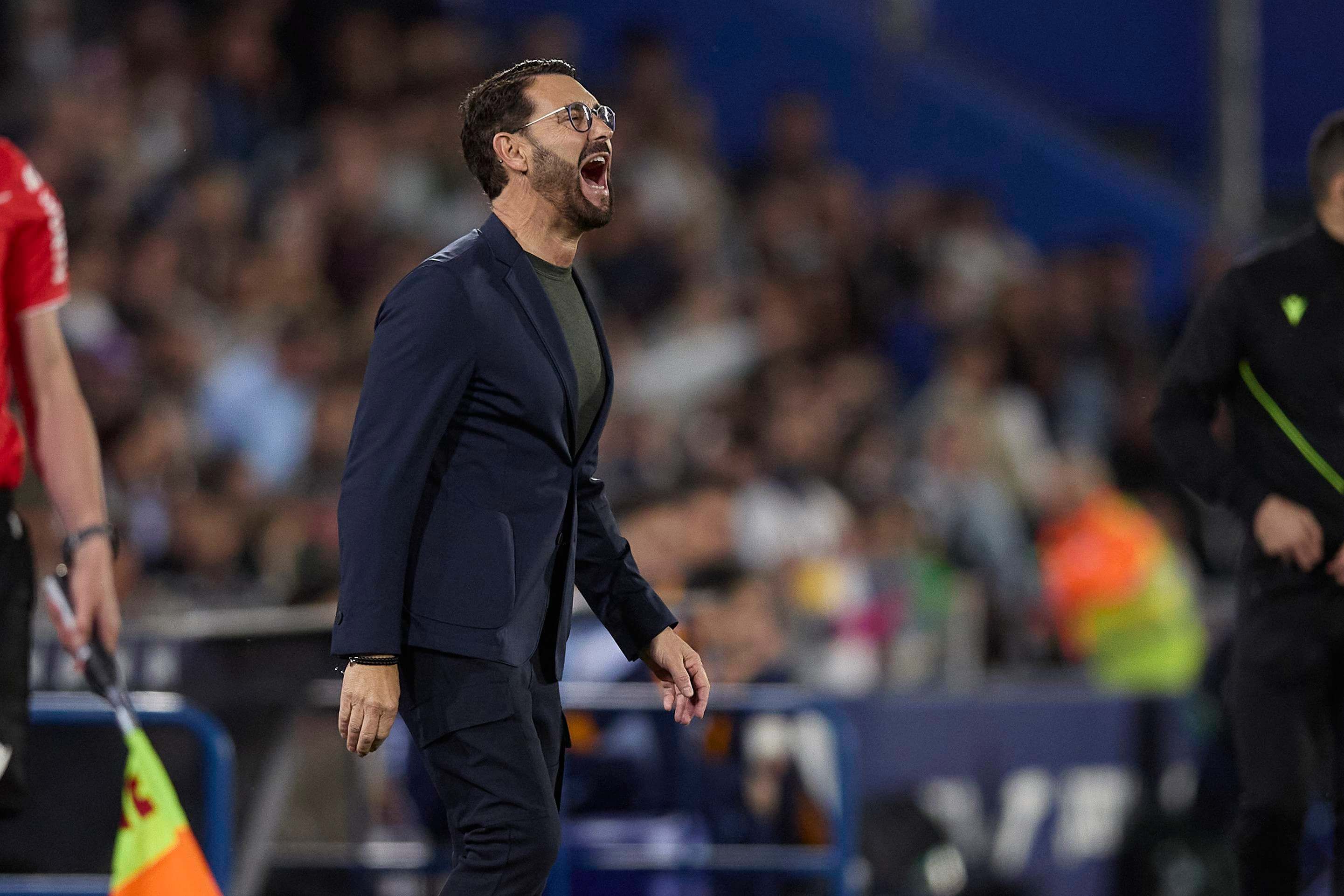  José Bordalás da indicaciones durante el Getafe-Real Madrid.