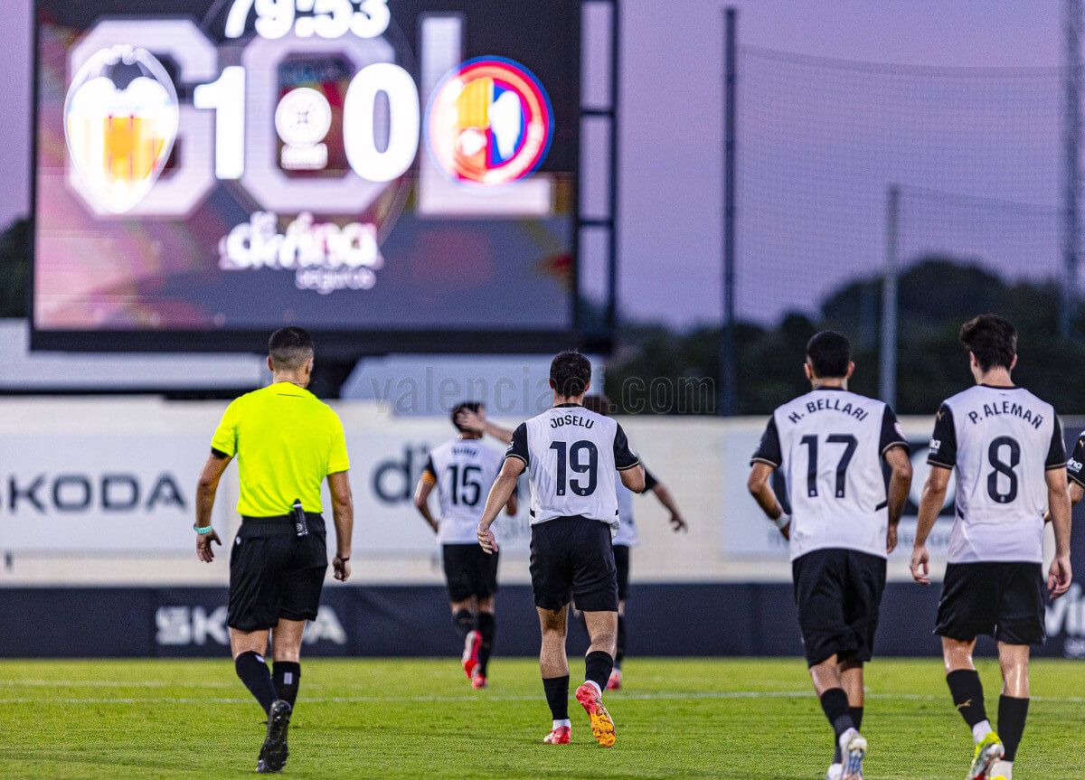 Joselu celebra su gol con el VCF Mestalla ante la UE Olot.