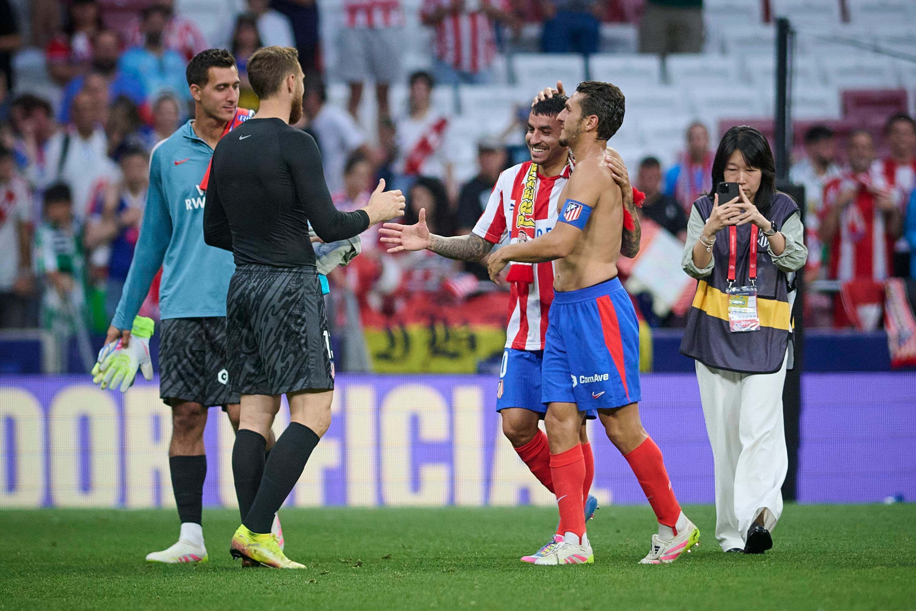 Los capitanes Koke y Oblak despiden a Correa en el Metropolitano (Cordon Press)