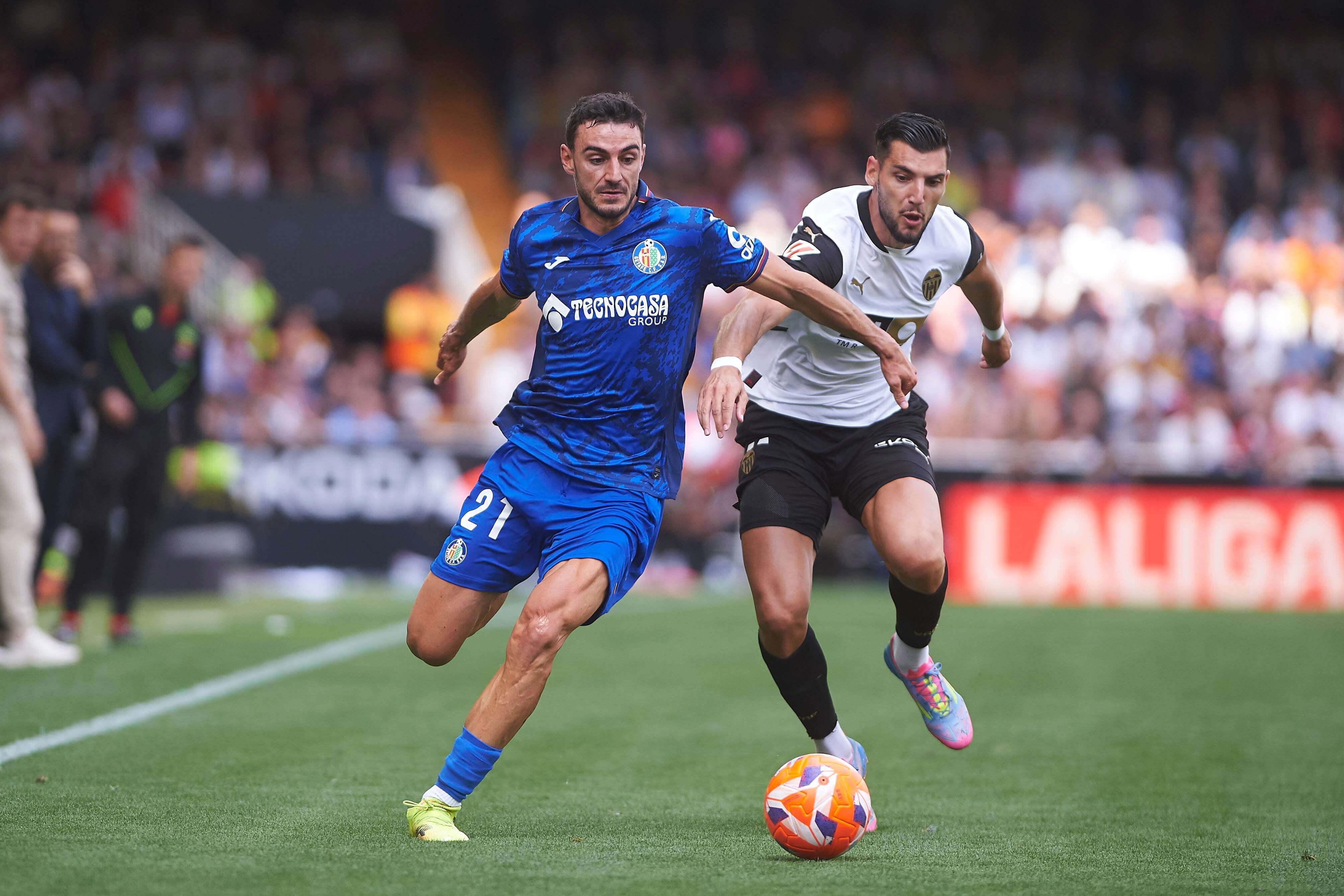  Juan Iglesias pelea un balón con Rafa Mir en el Valencia-Getafe.