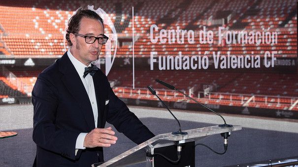Juan de Dios Crespo imparte una charla en Mestalla.