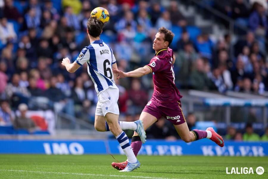 Latasa pugna un balón con Elustondo.