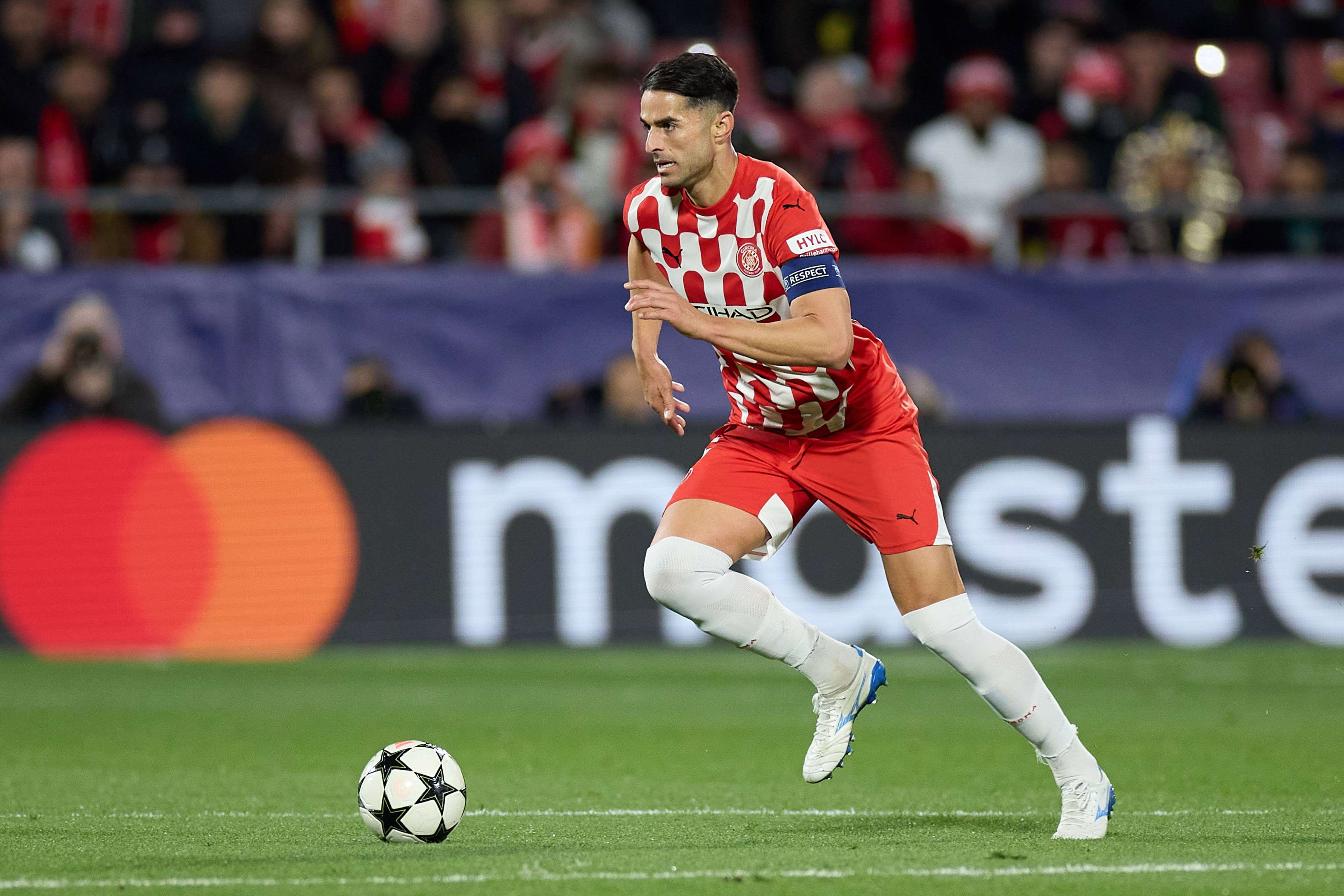 Juanpe Ramírez conduce el balón en un partido de Champions del Girona.