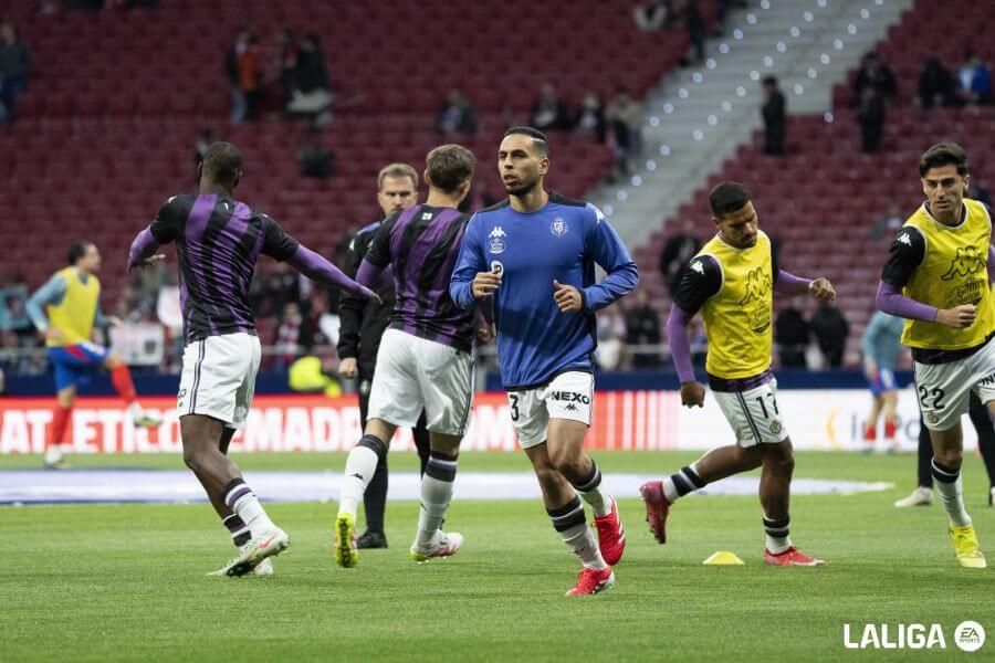 Jugadores del Pucela calientan en el Estadio Riyahd Air Metropolitano.