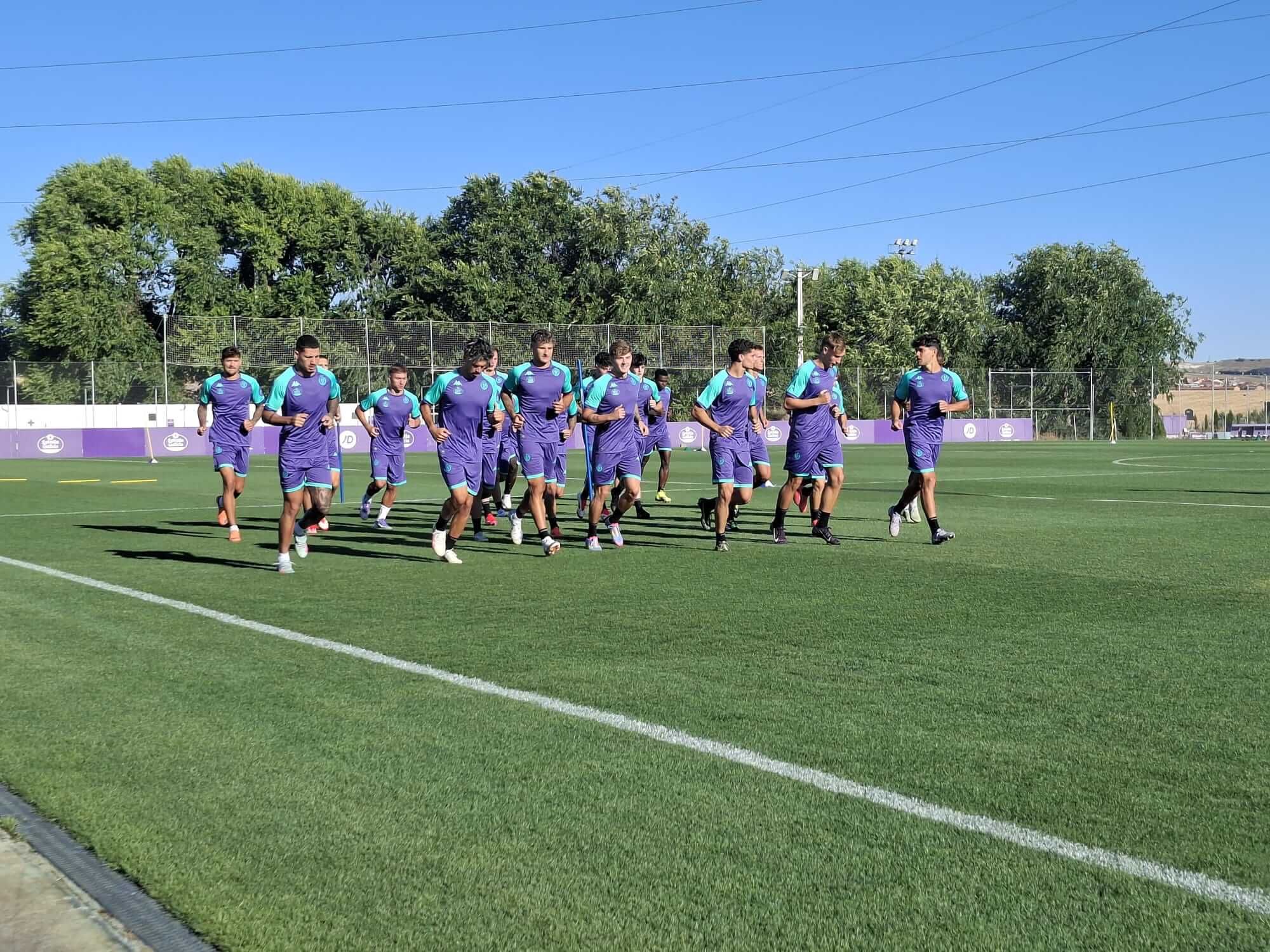  Jugadores del Real Valladolid trotando en el primer entrenamiento de pretemporada 2025-2026
