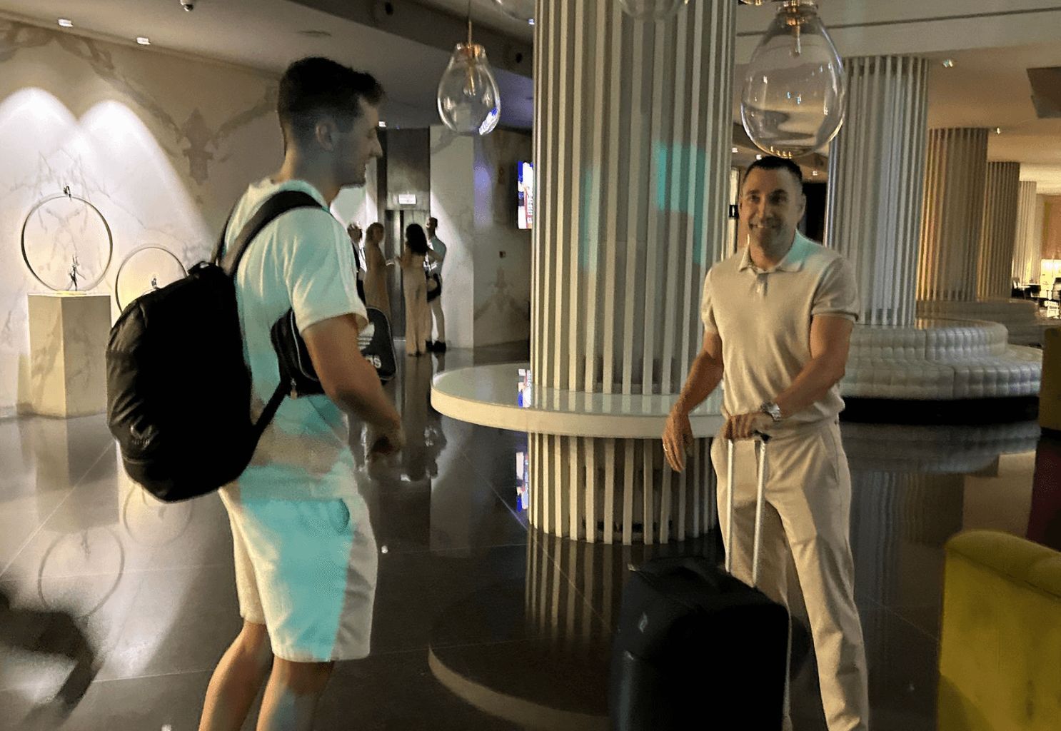 Julen Agirrezabala en Valencia con su agente, Juan Ugarte