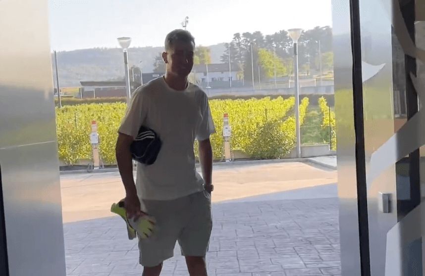 Julen Agirrezabala llega a Lezama con sus guantes