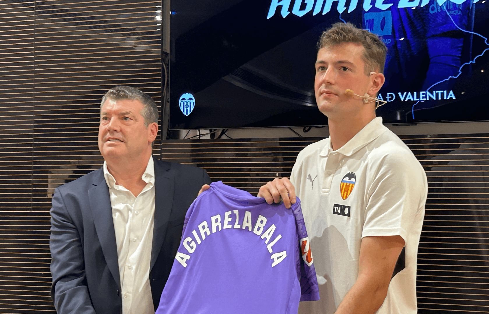  El portero del Athletic Club Julen Agirrezabala y Ron Gourlay posan ante la prensa.