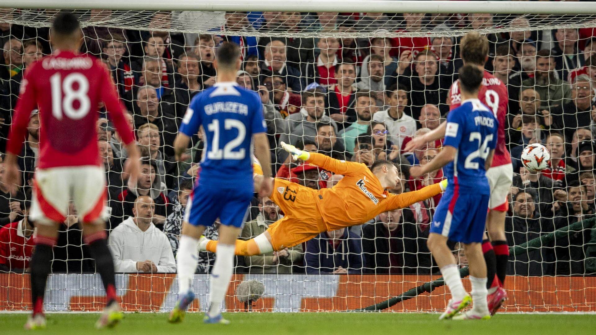  Vuelo de Julen Agirrezabala en la semifinal ante el Manchester en Old Trafford.