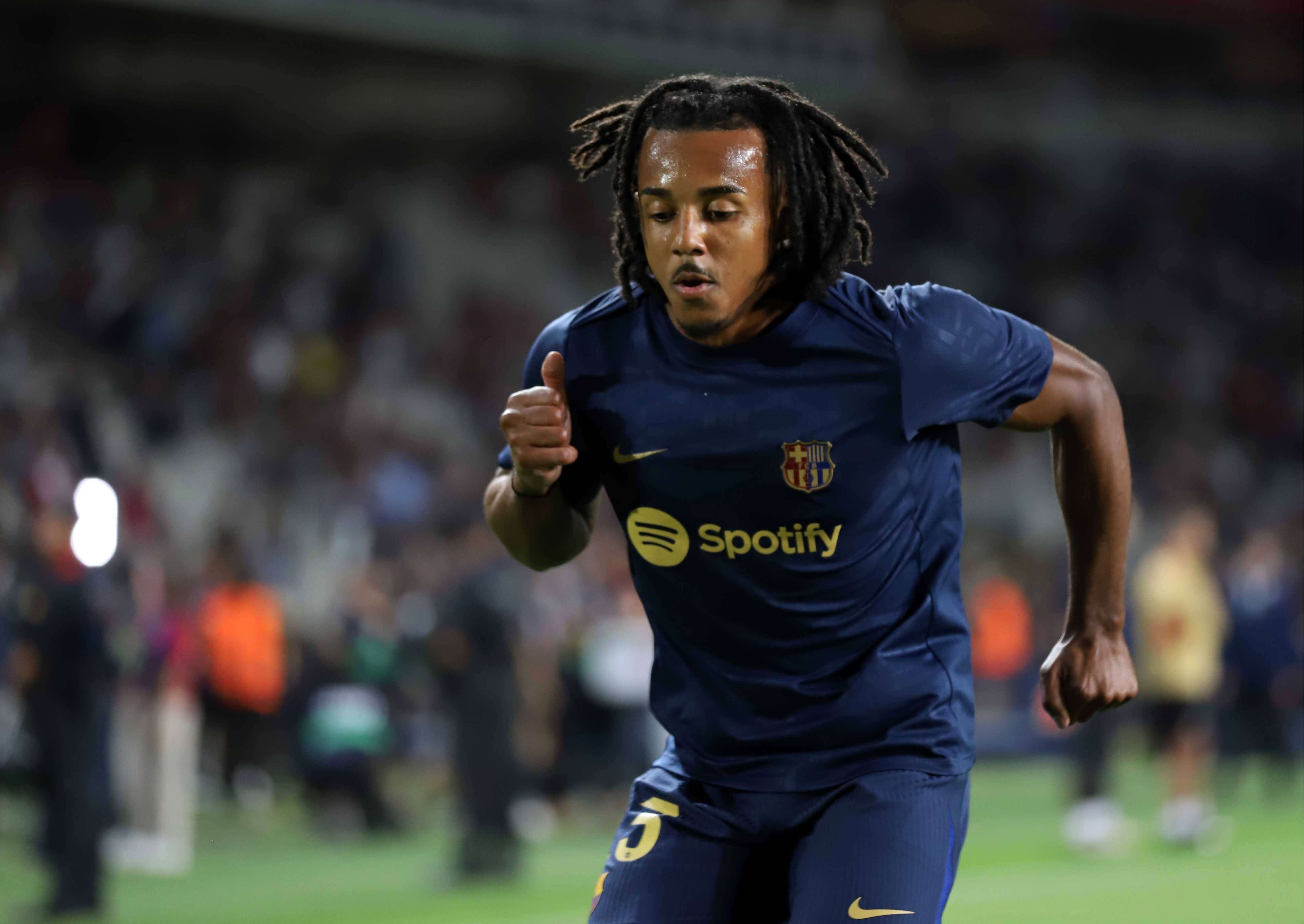  El nuevo contrato de Jules Koundé en el Barcelona es un ejemplo que benefician al club.