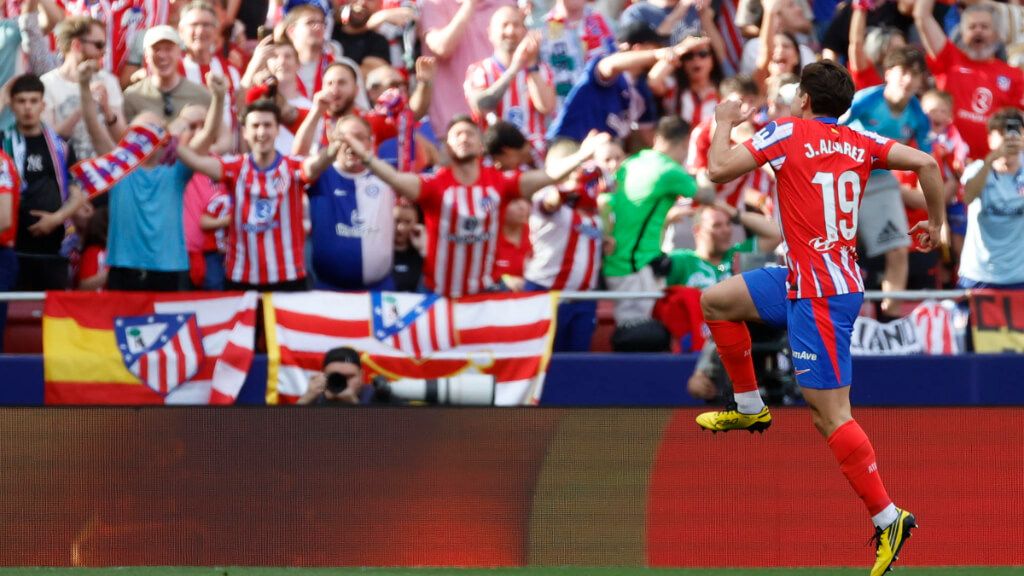 Julián Álvarez celebrando su gol ante el Real Betis (Fuente: EFE)