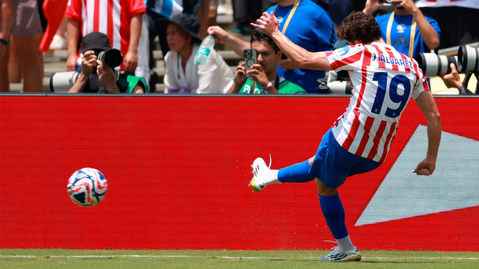  Julián Álvarez golpea el balón durante el Atlético de Madrid - Botafogo (Cordon Press)