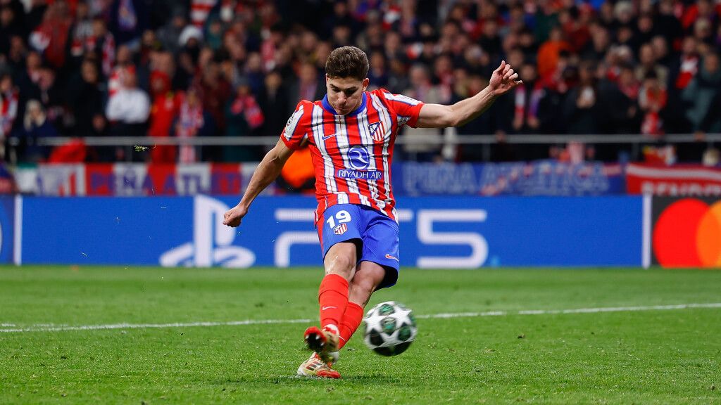  Julián Álvarez lanza el penalti anulado en la Champions (Europa Press)