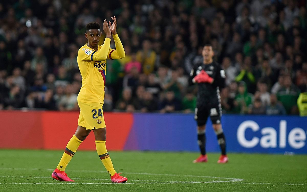  Junior Firpo aplaude a la afición del Betis en un partido en el Villamarín.